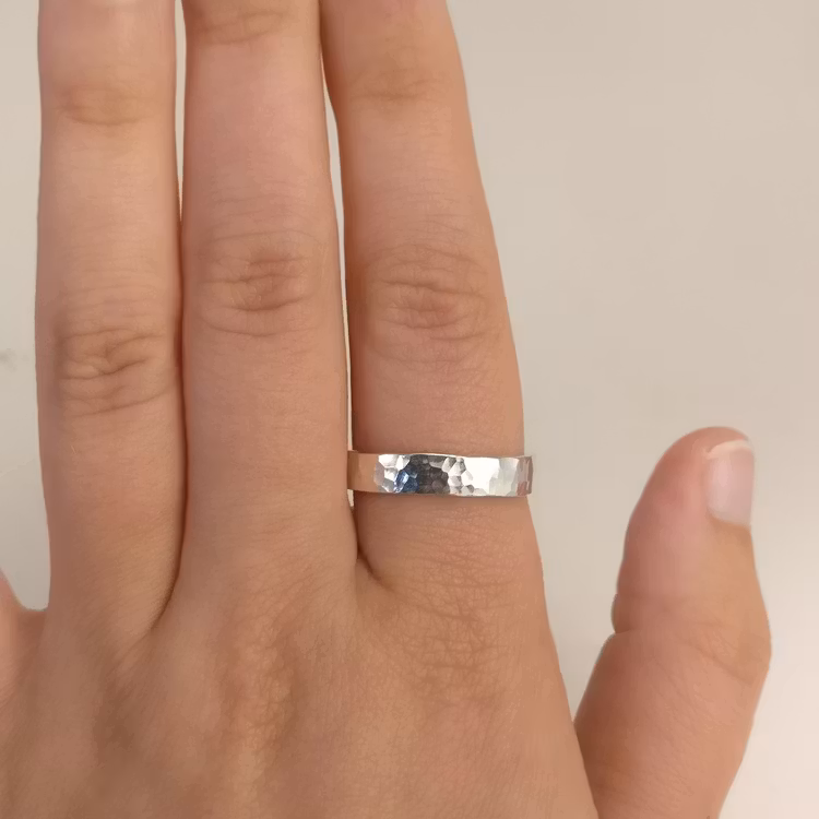 Handgjord silverring till förlovning. Återvunnet silver.