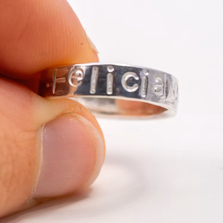 Ring 4,5 mm med Egen Text eller Namn i Återvunnet Silver