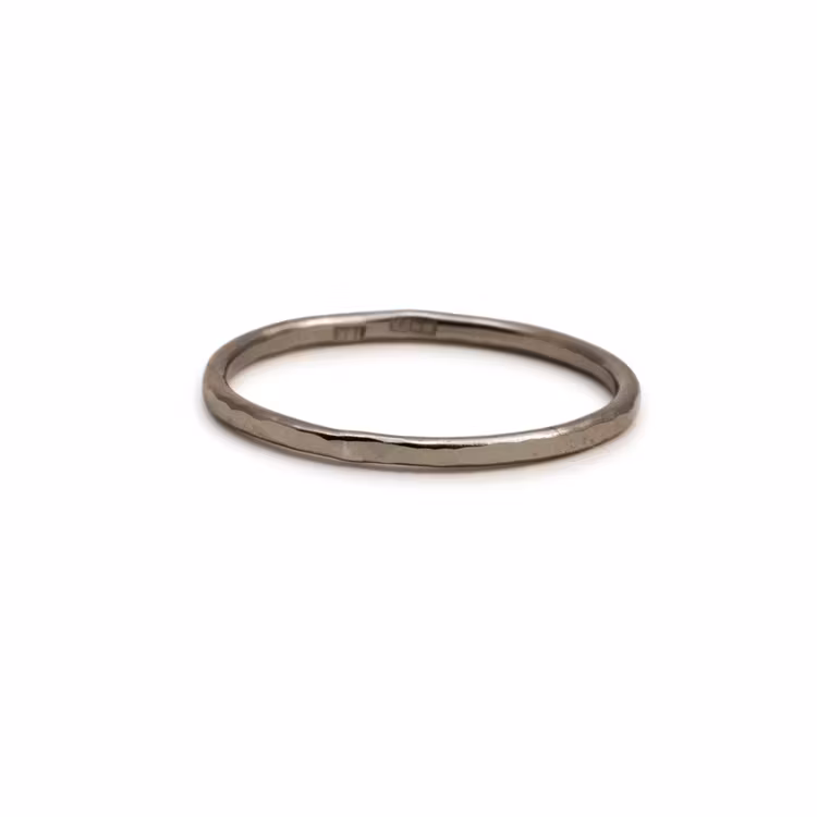 Tunn ring 18k vitguld. Elegant. Handgjord.