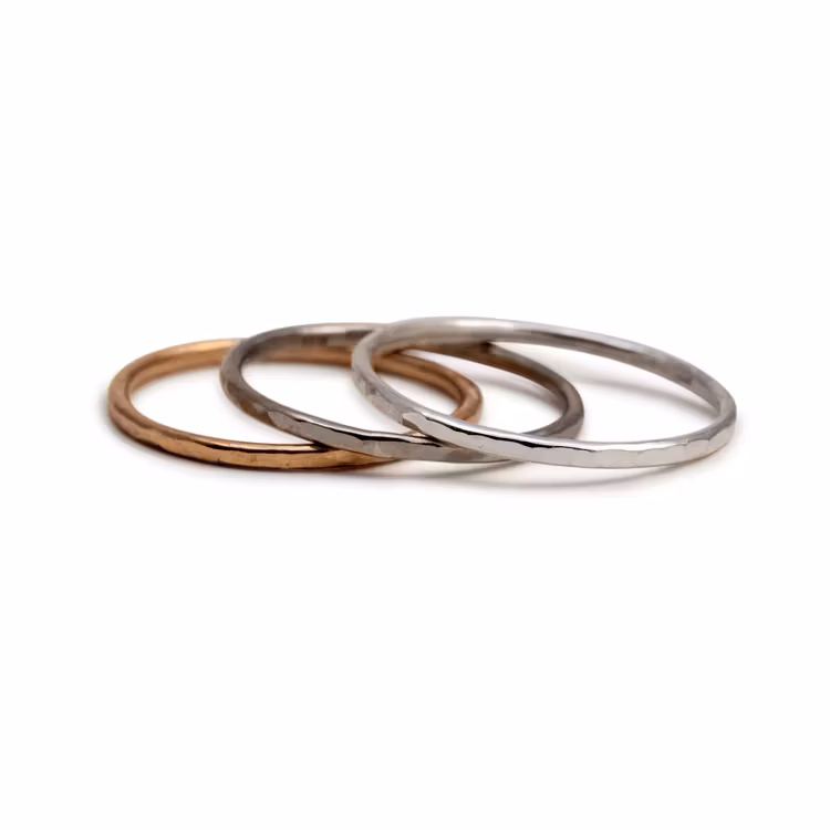 Handgjord guldring. 18k återvunnet vitguld. Minimalistiskt.