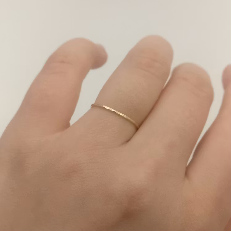 Vitguld ring. Avskalad look. Återvunnet vitguld.