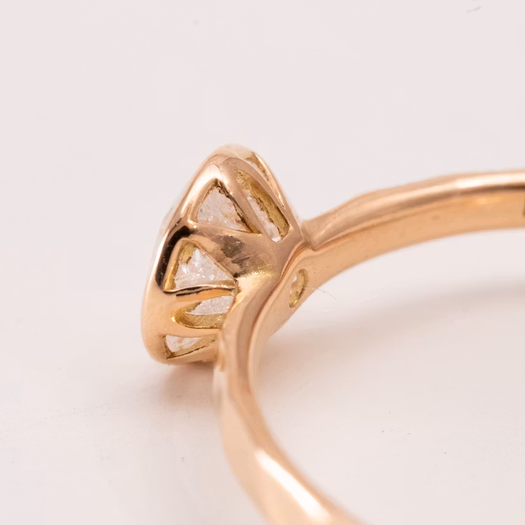Polly - Ring med ca 0,5ct återvunnen ädelsten 18k guld
