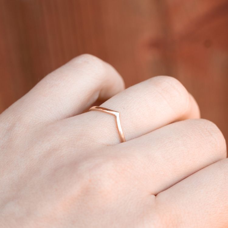 18K V-Ring Tunn Formad Vigselring Guld Chevron