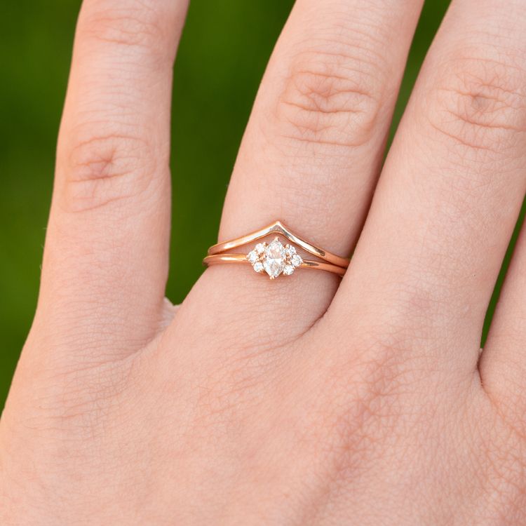 18K V-Ring Tunn Formad Vigselring Guld Chevron