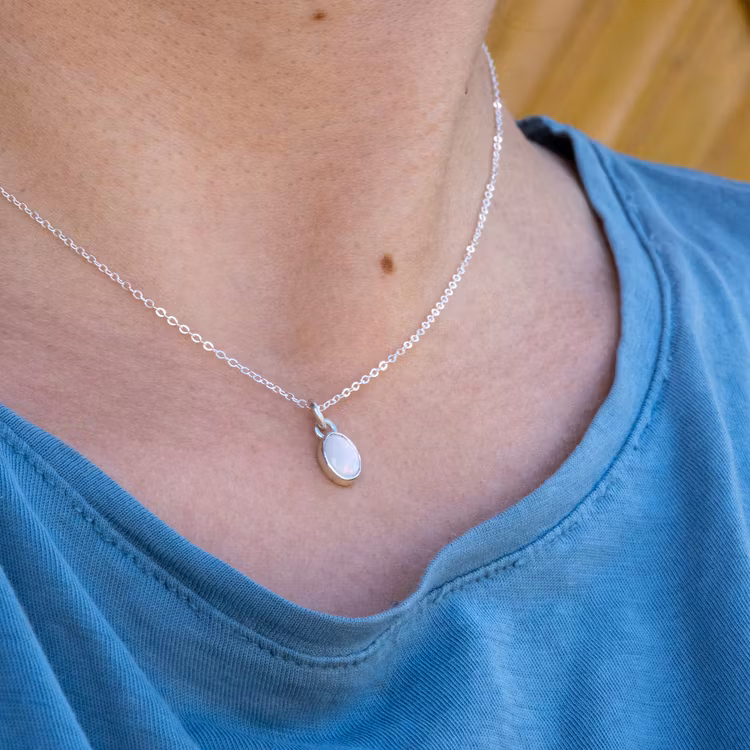 Halsband med Äkta Opal i Återvunnet Silver.
