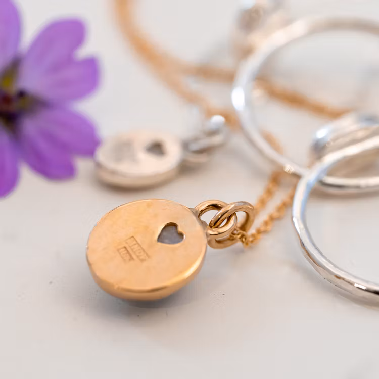 Halsband med återvunnen opal i silver