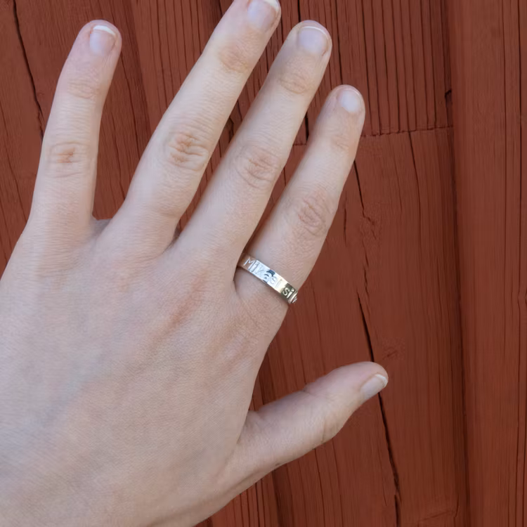 Ring 4,5 mm med Egen Text eller Namn i Återvunnet Silver