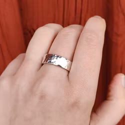 SPECIALBESTÄLLNING Ring Hamrad ca 7 mm i Återvunnet Silver