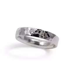 Billie hamrad ring med diamant i Återvunnet Silver