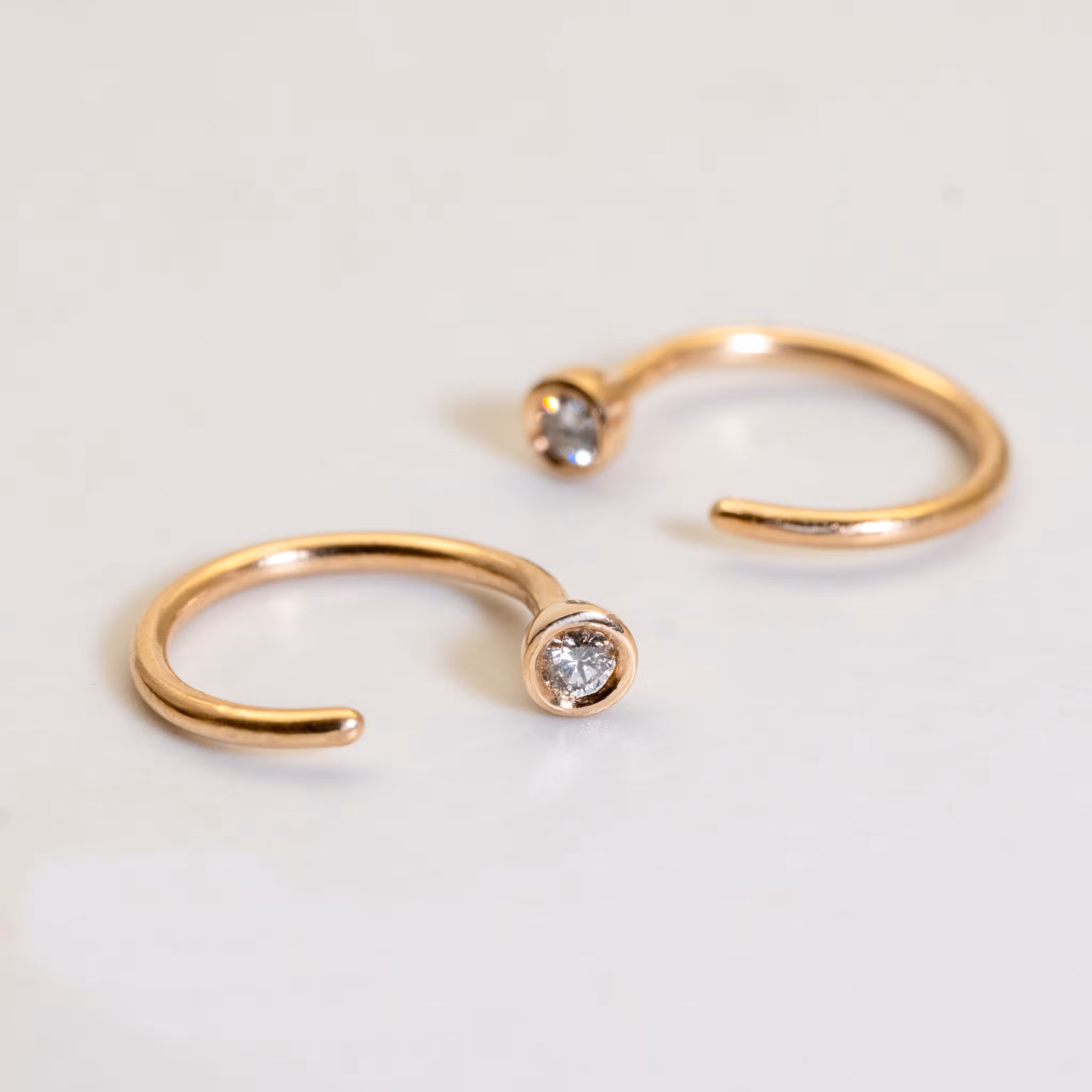 18K Mini Huggies med Diamanter Återvunnet Guld Örhängen
