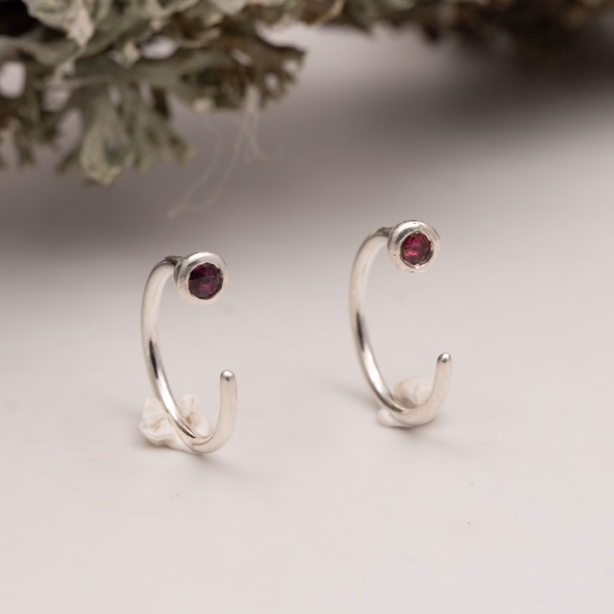 Örhängen med återvunnen rubin. Sterling Silver