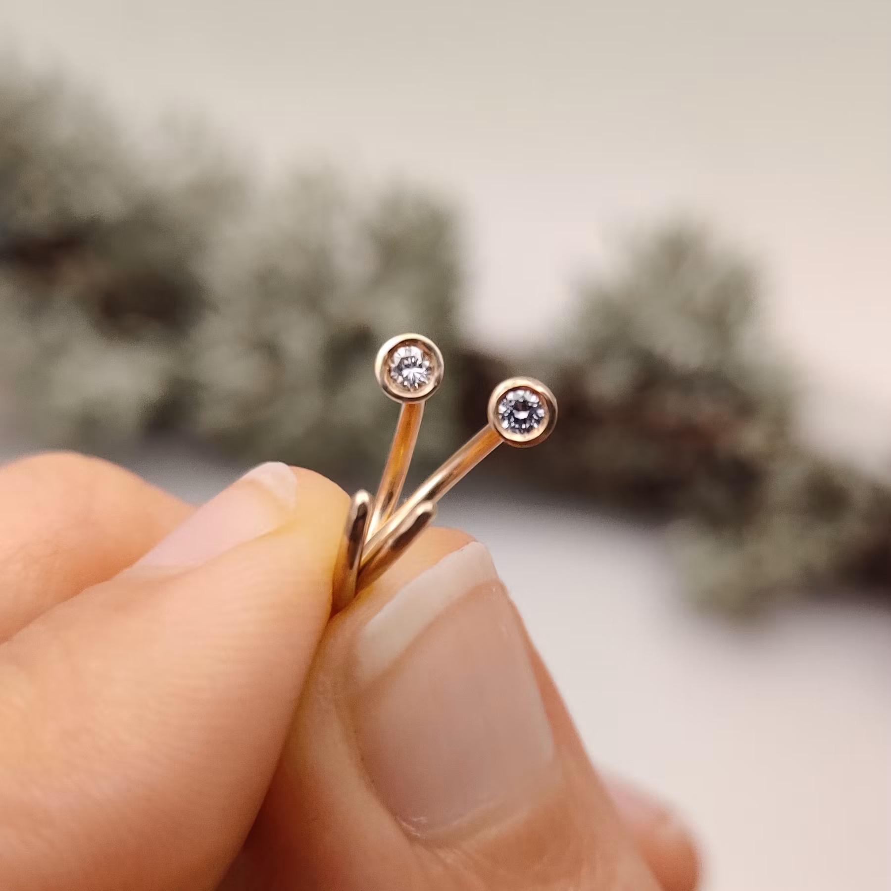 18K Mini Huggies med Diamanter Återvunnet Guld Örhängen