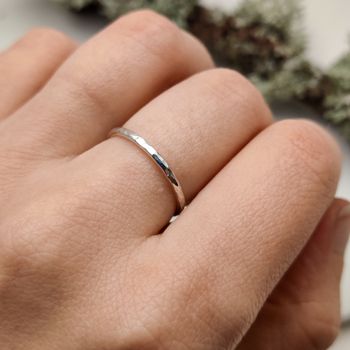 Ring 1,5 mm hamrad i Återvunnet Sterling Silver