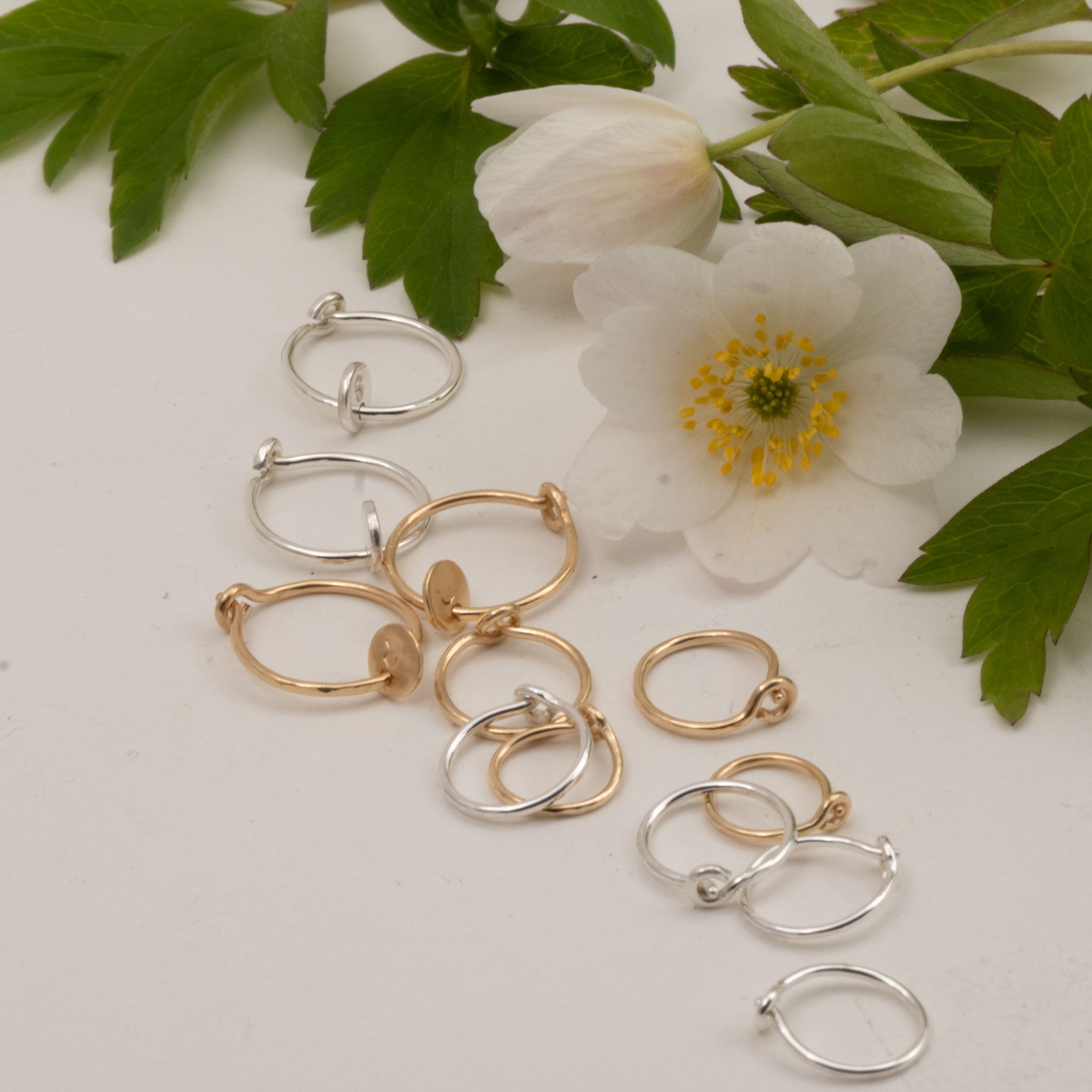 18k Mini Hoops Återvunnet Guld