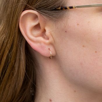 18k Mini Hoops Återvunnet Guld
