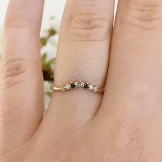 Ingrid - Storlek 16,5 Vigselring med safirer och diamanter
