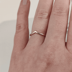 18K V-Ring Hamrad Vigselring Guld Chevron