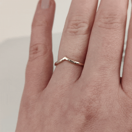 18K V-Ring Hamrad Vigselring Guld Chevron