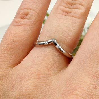 18K V-ring med Diamanter Återvunnet Guld