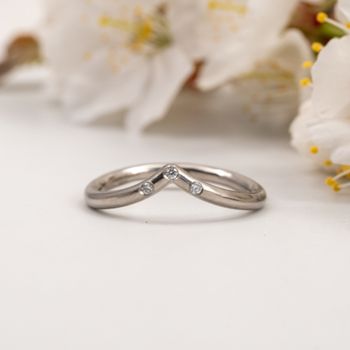 18K V-ring med Diamanter Återvunnet Guld
