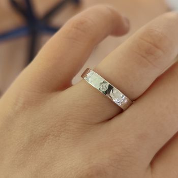 Billie hamrad ring med diamant i Återvunnet Silver
