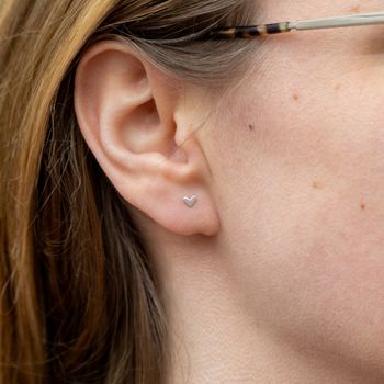 Microhjärtan - Comfort Örhängen i Återvunnet Silver