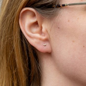 18K Microhjärtan - Comfort Örhängen i Återvunnet Guld