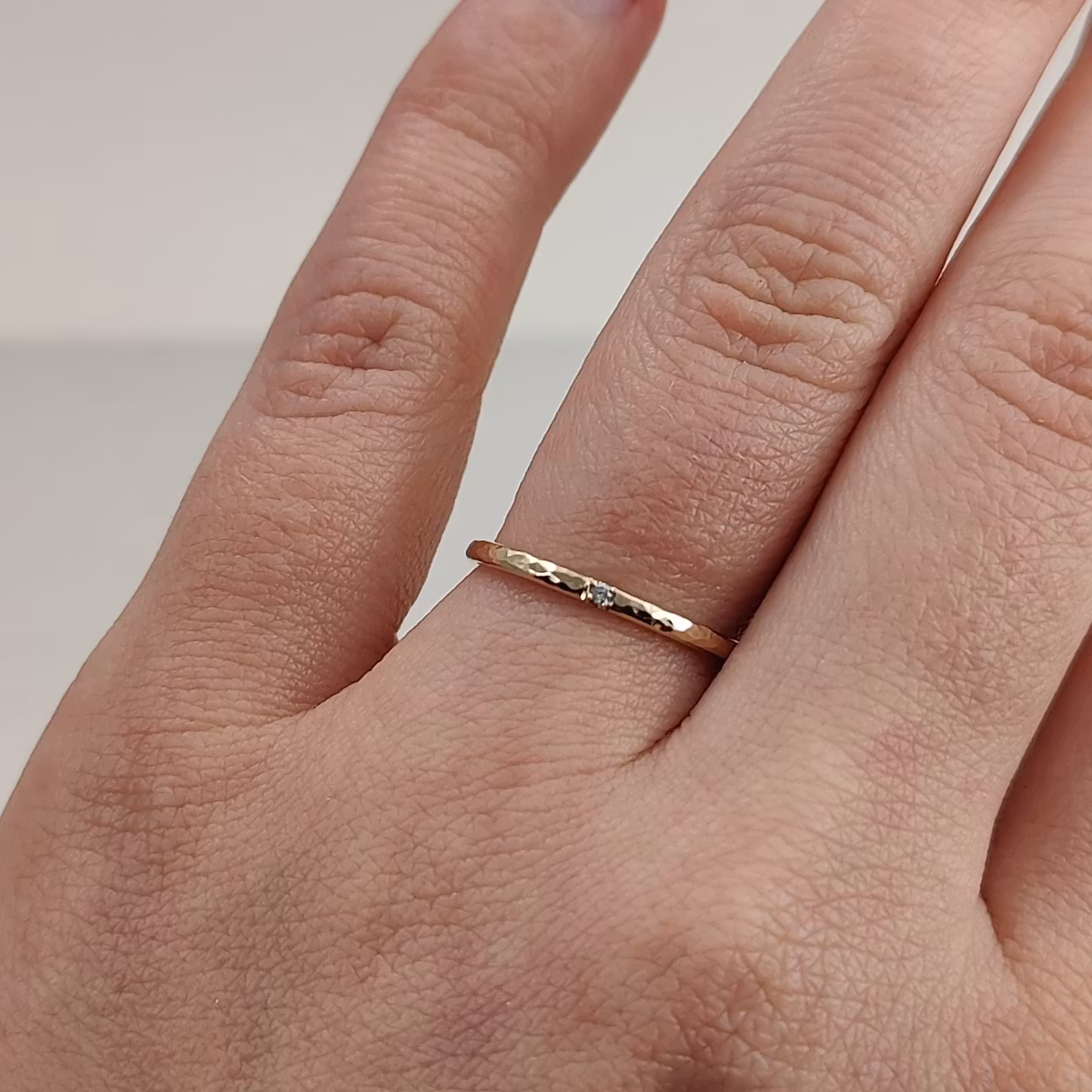 18K Lilly Ring med Återvunnen Diamant Guld Alliansring