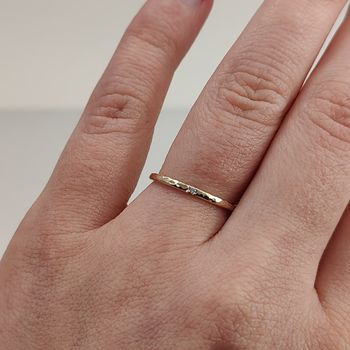 18K Lilly Ring med Återvunnen Diamant Guld Alliansring