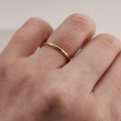 18K Ring 1,5 mm hamrad i Återvunnet Guld