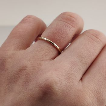 18K Ring 1,5 mm hamrad i Återvunnet Guld