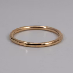 18K Ring 1,5 mm hamrad i Återvunnet Guld