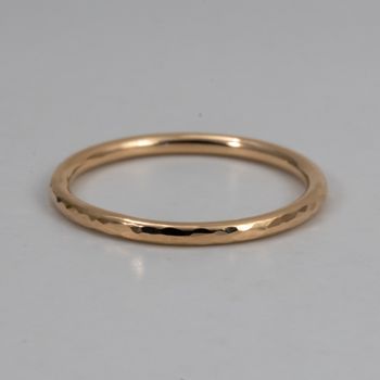 18K Ring 1,5 mm hamrad i Återvunnet Guld