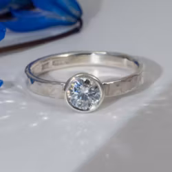 Greta - Moissanite 0,5 ct Förlovningsring Återvunnet Silver