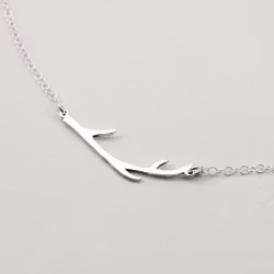 Horn – Kort Halsband i Återvunnet Silver