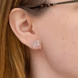Kursiv Comfort - Två Bokstäver Örhängen i Återvunnet Silver
