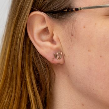 18K Kursive Comfort - Bokstäver Örhängen i Återvunnet Guld