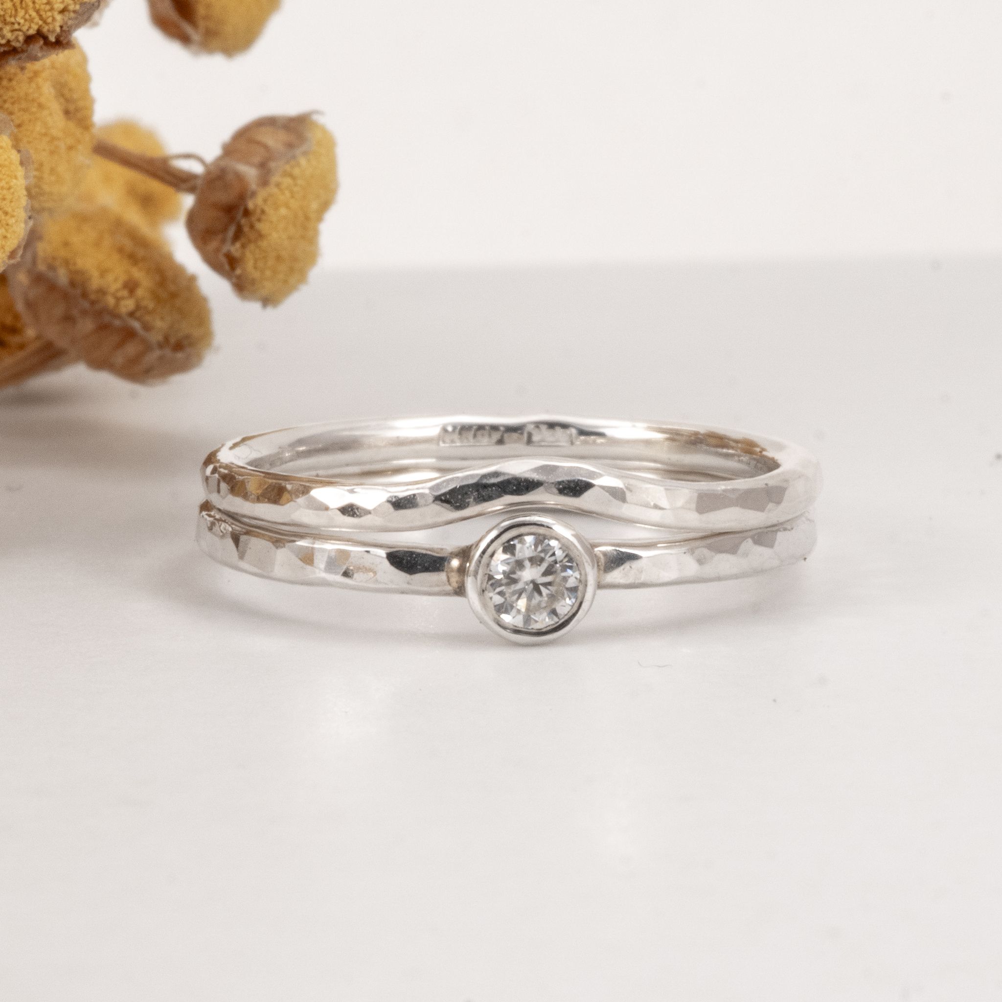 Formad vigselring 1,5 mm hamrad i Återvunnet Sterling Silver