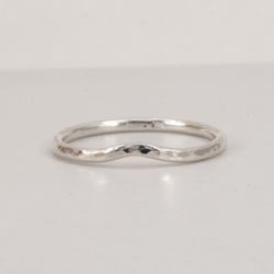 Formad vigselring 1,5 mm hamrad i Återvunnet Sterling Silver