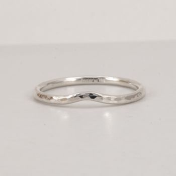 Formad vigselring 1,5 mm hamrad i Återvunnet Sterling Silver