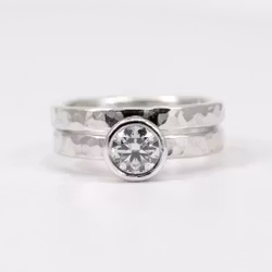 Formad vigselring 2,5 mm hamrad i Återvunnet Sterling Silver