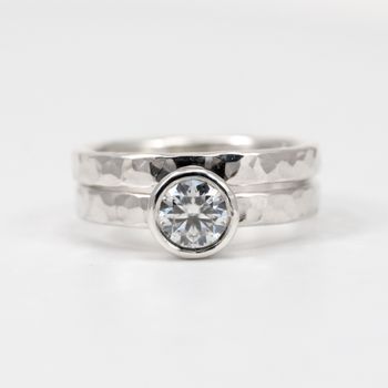 Formad vigselring 2,5 mm hamrad i Återvunnet Sterling Silver