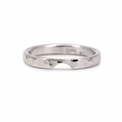 Formad vigselring 2,5 mm hamrad i Återvunnet Sterling Silver