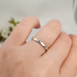 Ella Hamrad Ring med Labbodlad Smaragd Silver