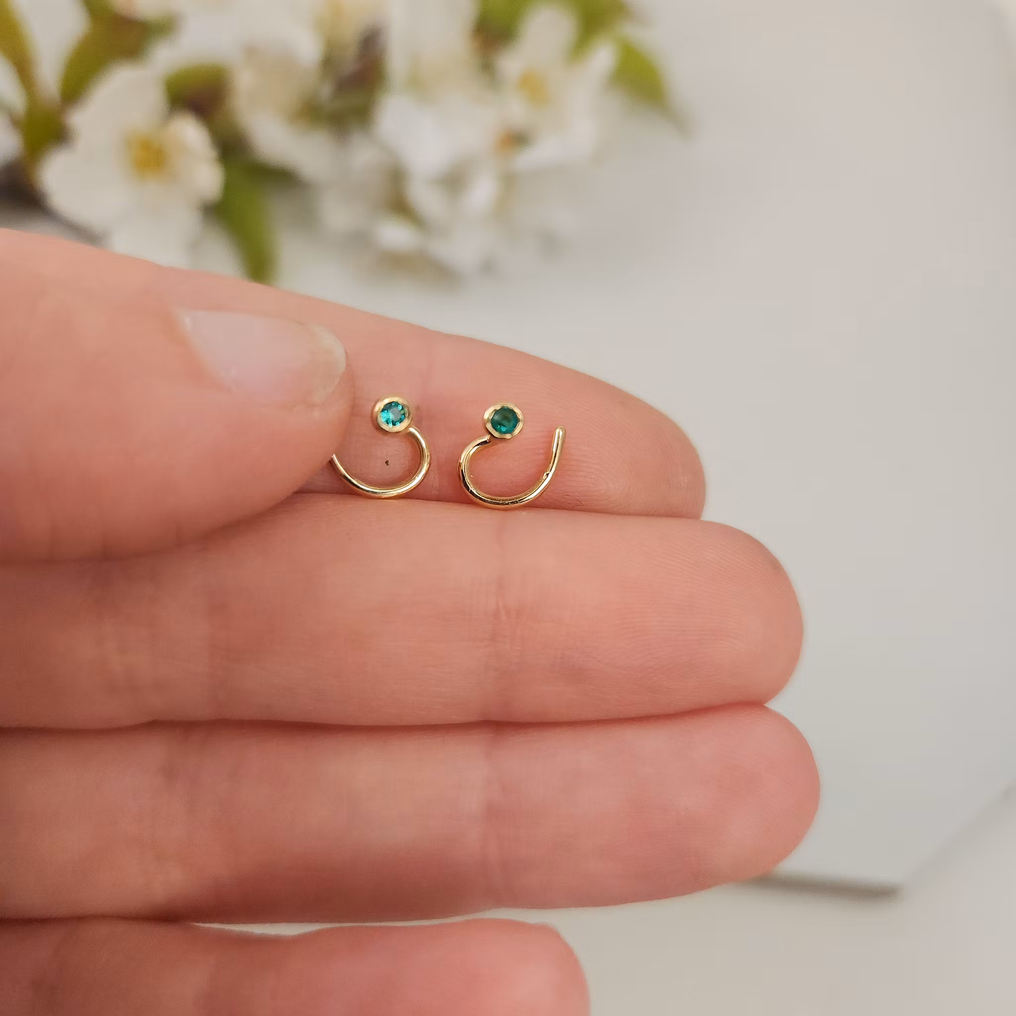 18K Labbodlad Smaragd Comfort Mini Örhängen Återvunnet Guld