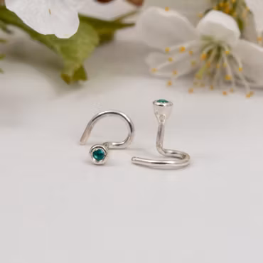 Smaragd Labbodlad Mini Comfort Örhängen Återvunnet Silver