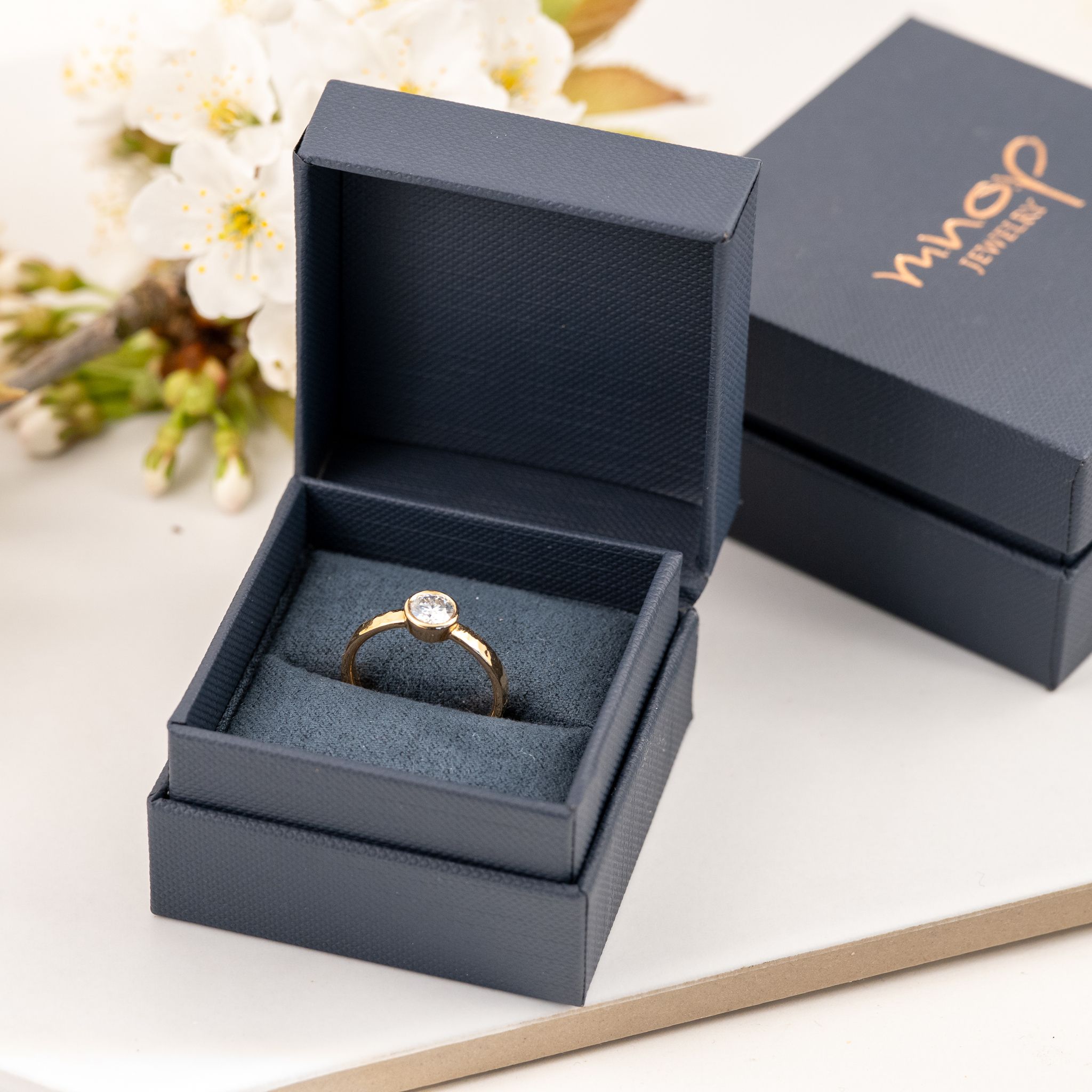 Vega 18K V-Ring Vigselring med diamanter Guld Chevron