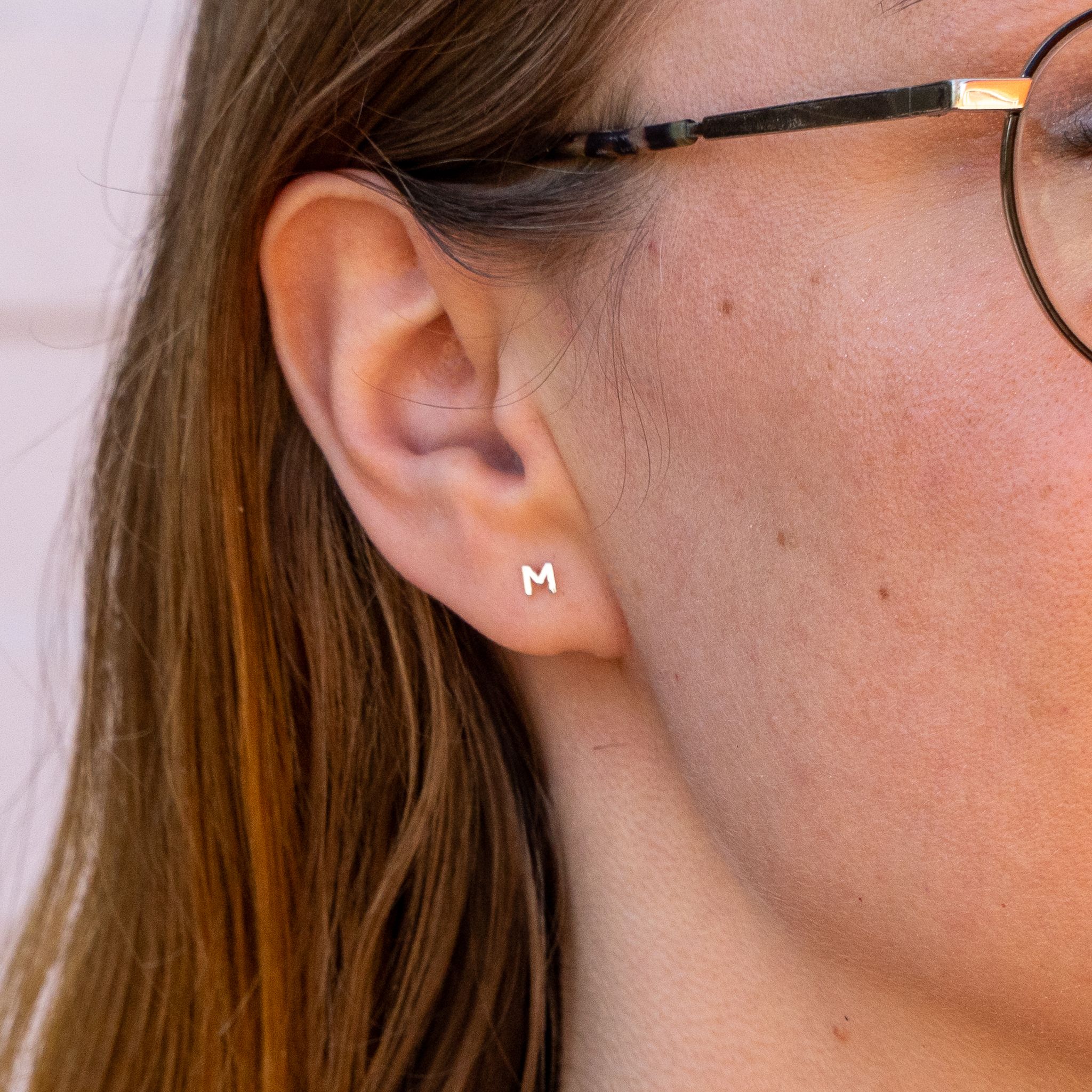 Mini Bokstäver - Comfort Örhängen i Återvunnet Silver