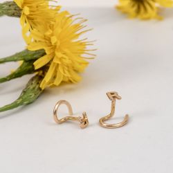 18K Mini Bokstäver - Comfort Örhängen i Återvunnet Guld