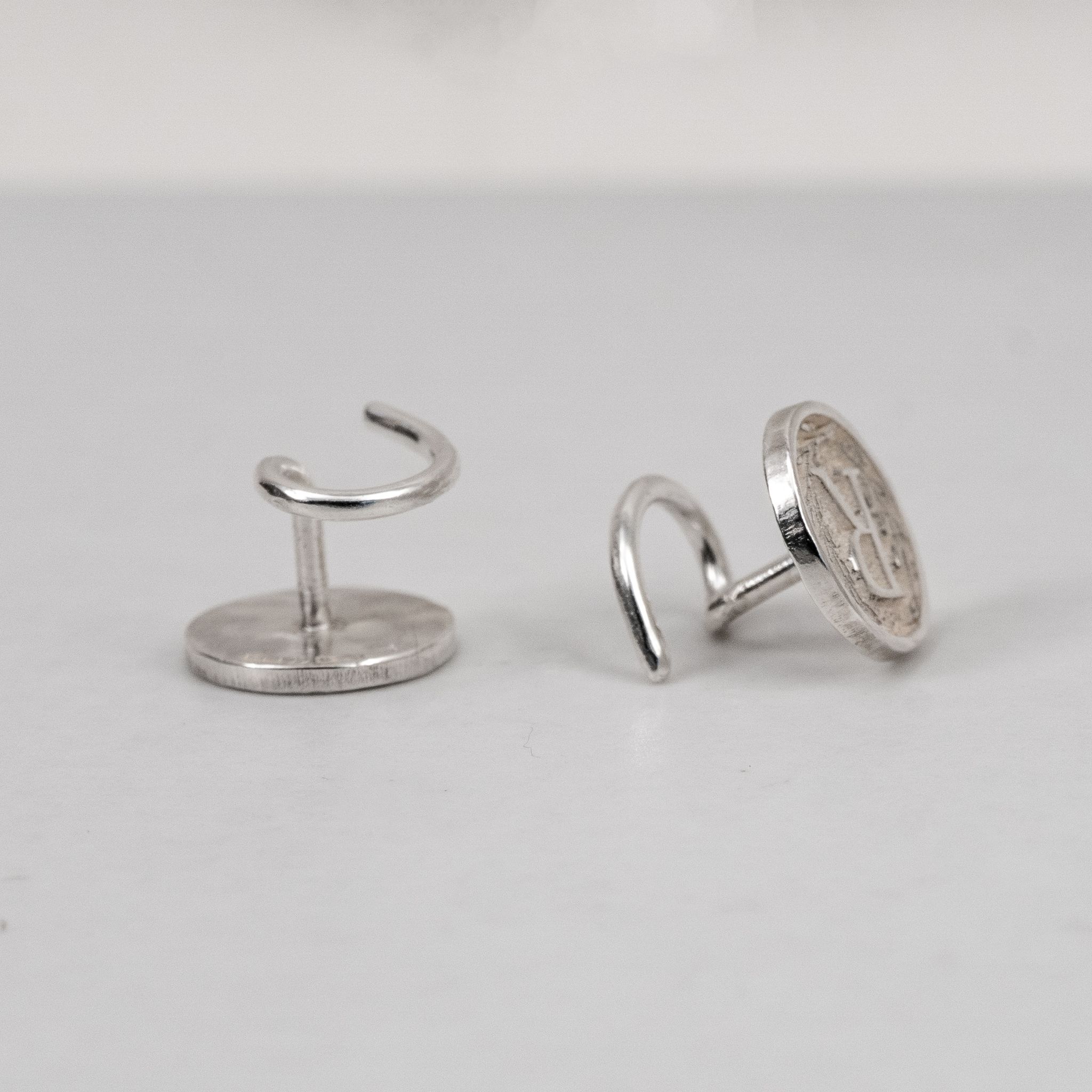 Letter Coin - Comfort Örhängen i Återvunnet Silver
